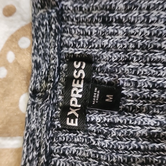 Express short sleeved V neck pullover - Picture 3 of 6